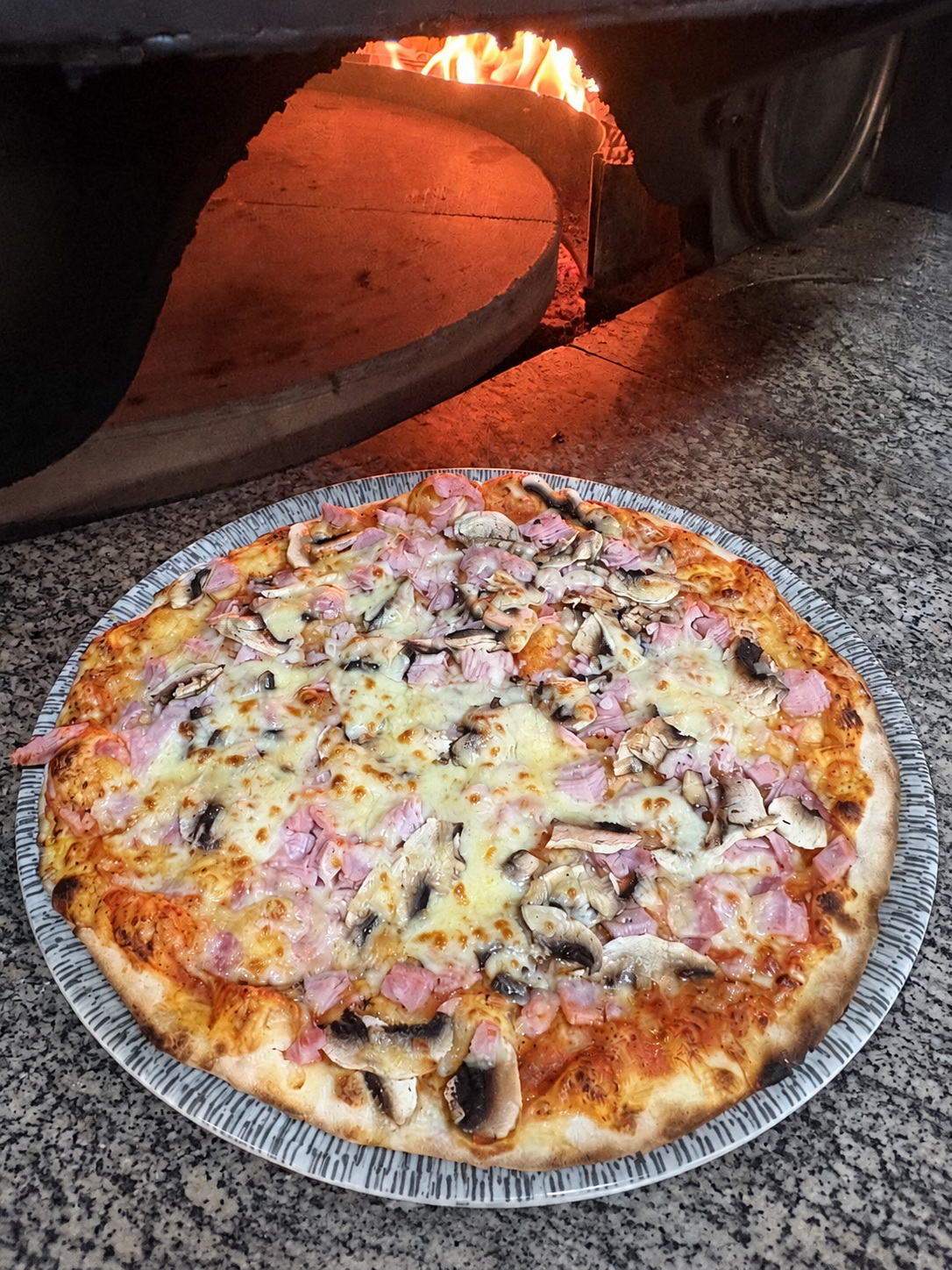Pizza Capriciosa au feu de bois, Pizzeria Sole Mio Nancy