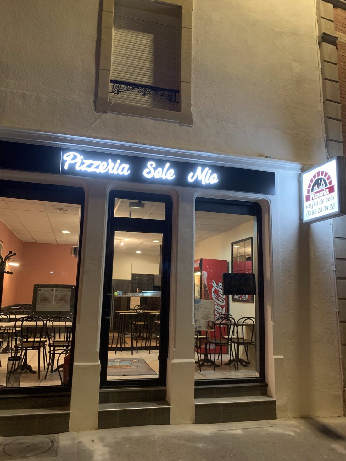Façade de la pizzeria Sole Mio à Nancy le soir, enseigne lumineuse