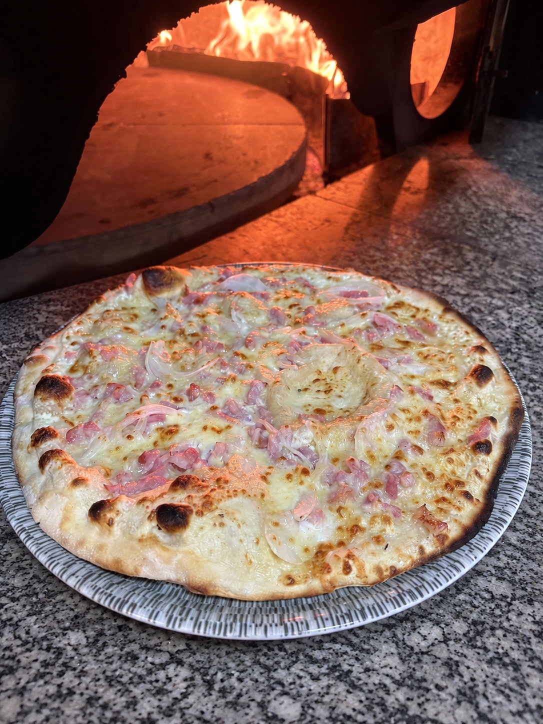 Pizza Flamme gratinée au feu de bois, Pizzeria Sole Mio Nancy