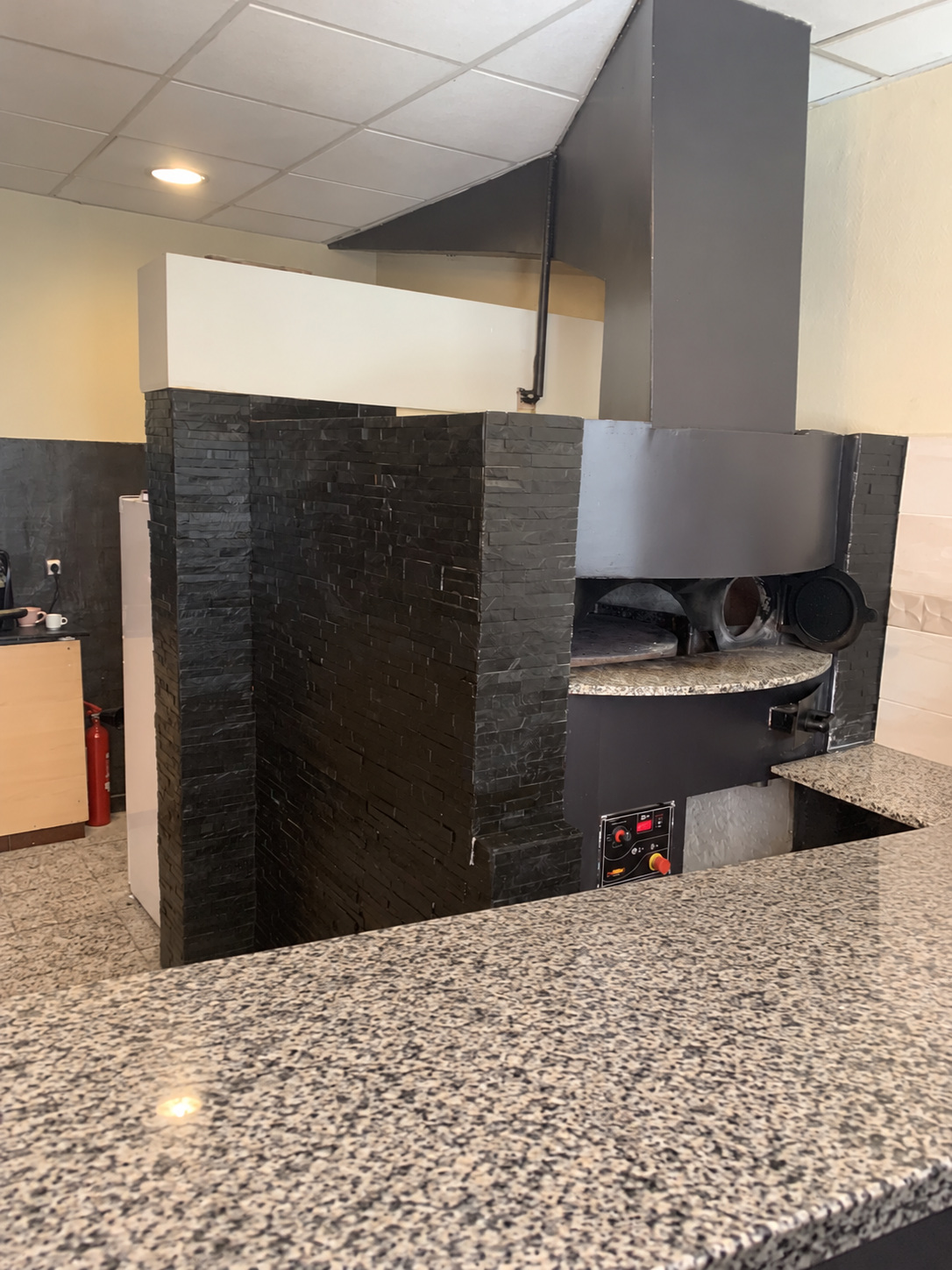 Le four dans la cuisine de la pizzeria