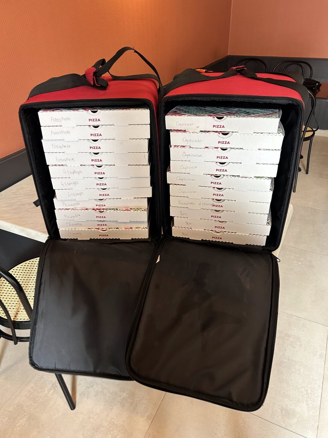 Sacs isothermes remplis de boîtes à pizza pour la livraison