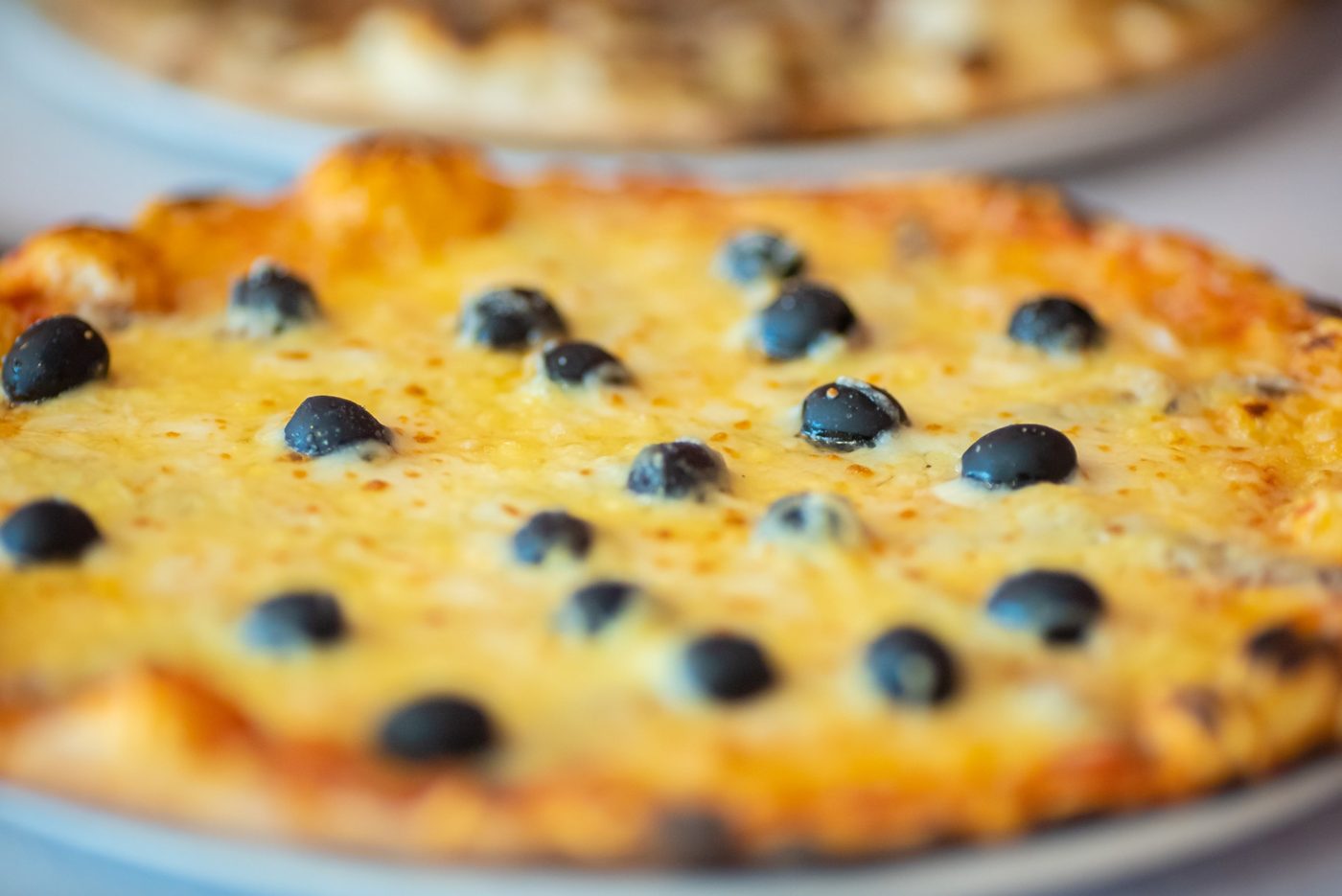 Pizza gratinée aux olives noires