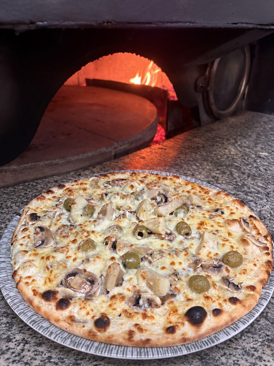 Pizza Primavera au feu de bois, Pizzeria Sole Mio Nancy
