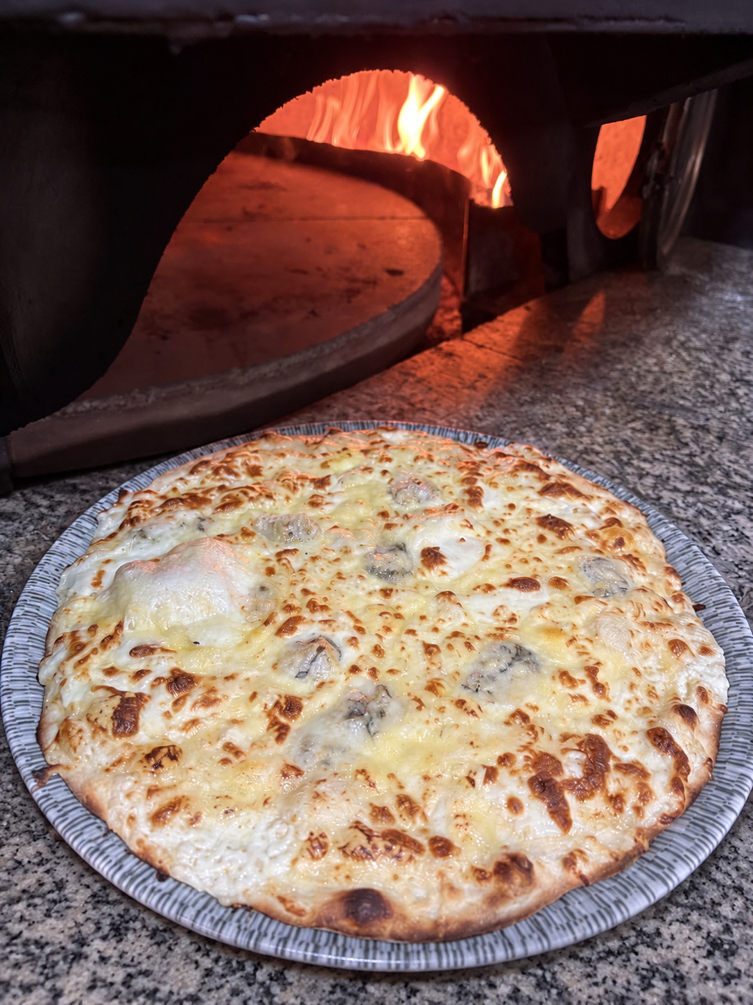 Pizza Quatre fromages au feu de bois, Pizzeria Sole Mio Nancy
